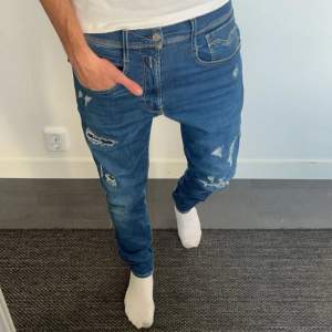 Tja! Säljer nu dessa sjukt snygga och eftertraktade Replay jeans som även är rippade. Det är modellen bronnie, men sitter likadant som Anbass. Inga defekter eller fläckar! Några frågor eller funderingar så är det bara o höra av sig! Nypris: 1500