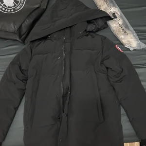 Canada Goose Vinter Jacka - Jackan är helt oanvänd, anledningen till varför jag vill sälja den är att jag ångrade mitt köp. Storleken är S