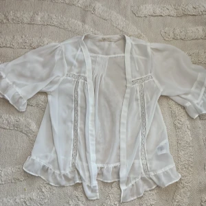 Kofta - Jättefin kofta från hm med lite spets och volanger, säljer då den är för stor för mig, strl 164 sitter som S 100kr 