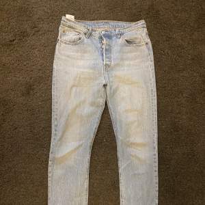 Ljusa Levis jeans 501 i storlek W29 L32.  Nyskick! 💕