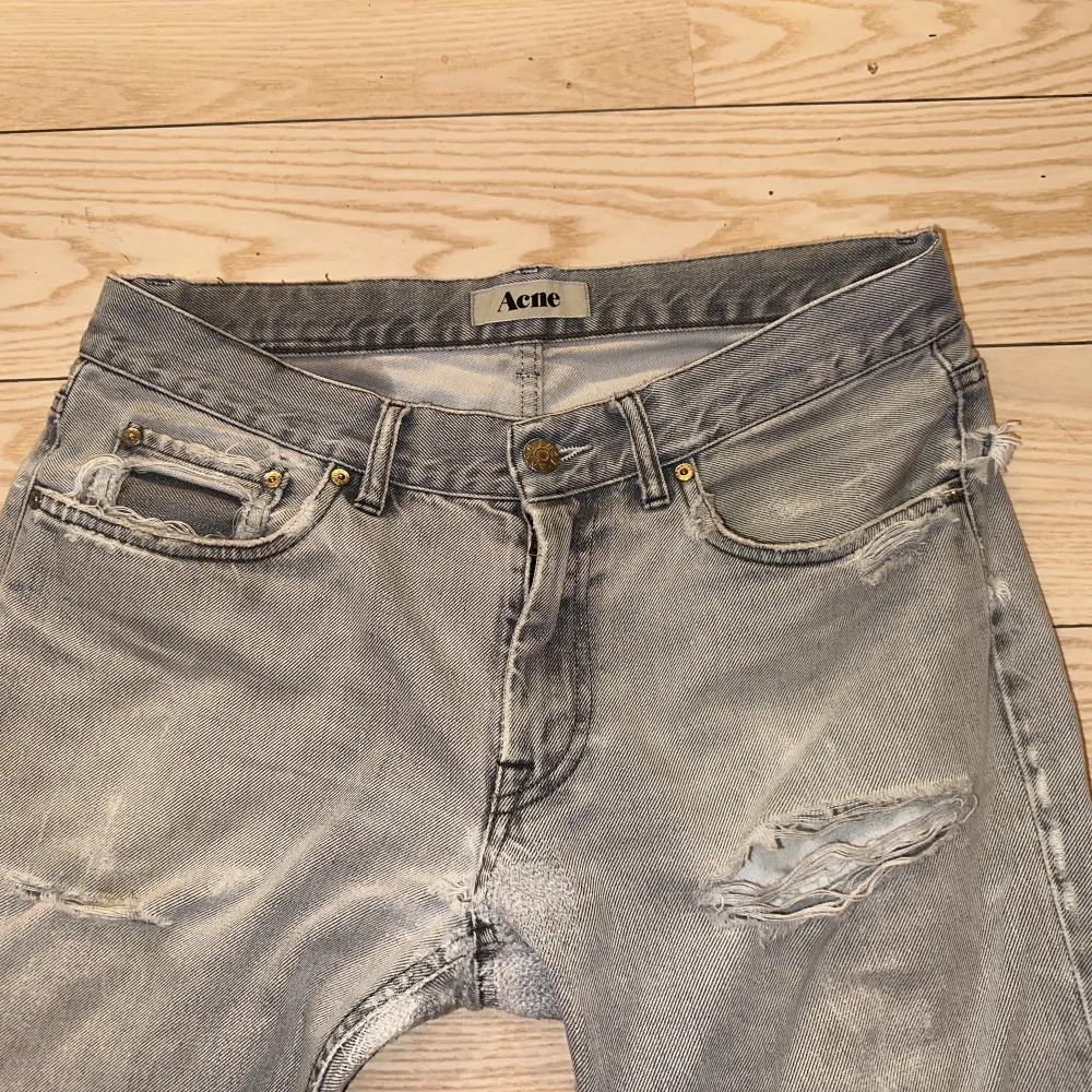 Riktigt snygga Acne jeans om man gillar lite baggy och slitna jeans! Lagade i skrevet och klippta på längden. Vid fler frågor eller bilder är det bara att höra av sig!. Jeans & Byxor.