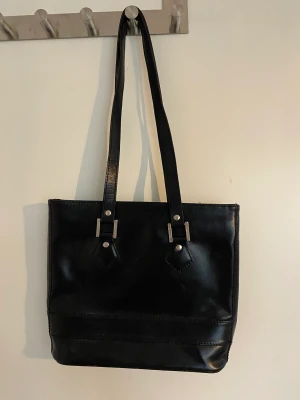 Dolce Gabbana väska i läder - Vardaglig väska från dolce gabbana i läder med silver detaljer.