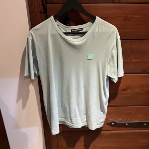 ACNE T-shirt - Storlek: M  Nästintill oanvänd! Kan mötas upp Nacka/Värmdö eller skickas