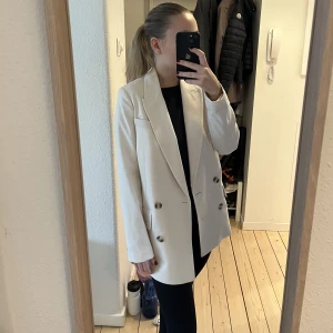 Beige kavaj - Beige kavaj från HM i storlek 34. Endast använd 1 gång så i mycket fint skick.