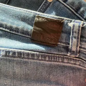 Säljer nu mina Hugo boss jeans pga av de är för små för mig. Dem är i storlek 29/34 och sitter som slim fit, avklippta vid slutet av benen men kan fixas genom att sy, sköna  dem är i bra skick förutom några ”plast” lappar i byxorna har lossnat lite.
