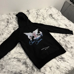 Hoodrich Hoodie - En svart Hoodrich hoodie storlek S från JD Kan även passa för er som har storlek M  Nästan helt ny, jag säljer för att den passar inte mig längre för har blivit större 
