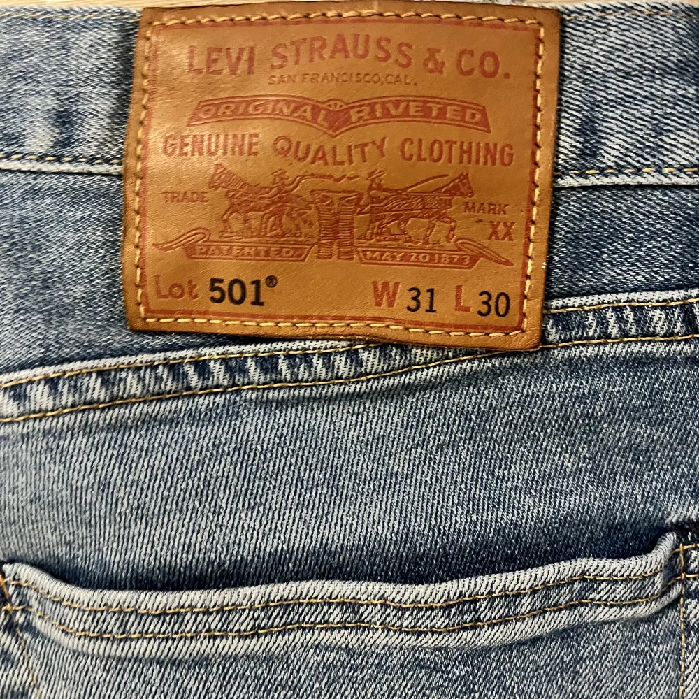 Skick 9,5/10 inte alls mycket använda storlek 31/30 passar mellan 31/30-31/32 nypris:1200. Jeans & Byxor.