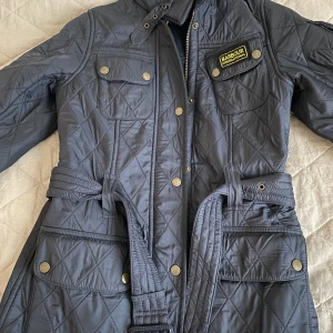 Barbour Jacka  - Quiltad Barbourjacka i fint skick. Färg: Navy. Storlek: se bild 