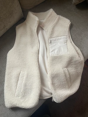 Vit pälsväst  - En vit pälsväst från Lindex i storlek M som är ytterst sparsamt använd💕