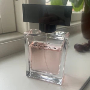 Musc noir narciso rodriguez 30 ml - Säljer denna goda parfym då jag hittat andra jag använder mer, köpte för 850 kr på kicks och har använt så det är 2/3 kvar