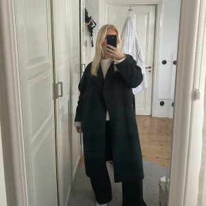 Grön kappa  - Jättefin och högkvalitativ kappa från Twist & Tango!! Fint skick och varsamt använd🥰🥰 på sista bilden ser man den mörkgröna färgen bättre!!