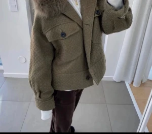 Meotine Jacka  - En jacka som är i nyskick! Köpte den av en annan tjej på plick men den kommer inte till användning 