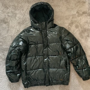 Grön vinterjacka  - Säljer denna dunjacka som är lite för lång på mig som är 155cm🩷 Storlek S! Jättefint skick, använd en vinter endast!🌸🤗Kan gå ner i pris vid snabb affär!💕 (Jackan är mörkgrön)