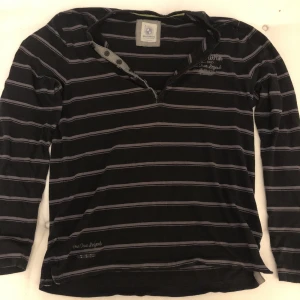 långärmad tröja  - långärmad tröja med coola detaljer😝 storlek small men skulle säga mer M! skriv om ni har frågor!!💕