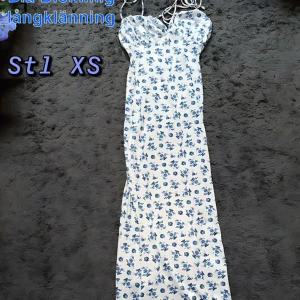 Fin blommig långklänning  - Fin blommig långklänning oanvänd, stl Xs🥰