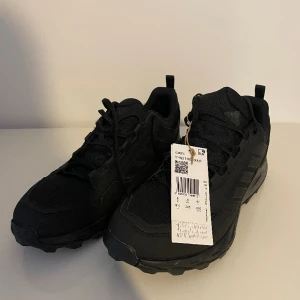 Assists Terrex Tracerocker 2 W - Jag säljer ett par helt oanvända adidas terrex tracerocker w 2. Storlek 42. Priset är prutat och klart.