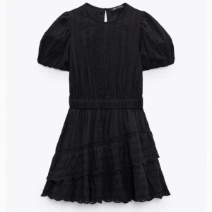 Volangklänning - Fin volangklänning från Zara med prislappen kvar ❤️