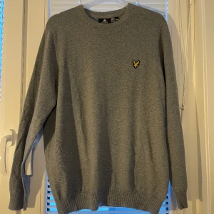 Lyle & Scott Tröja - Nu säljer jag en riktigt snygg Lyle & Scott tröja. Storlek L. Jag har även en olivgrön som jag säljer. Den hittar ni på min profil.
