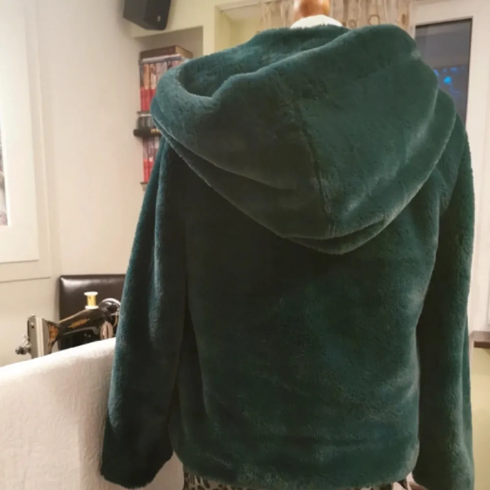 Säljer den perfekta pälsjackan till vintern. Super fin Moss grön färg. Stl S Jackan ser som ny ut! . Jackor.