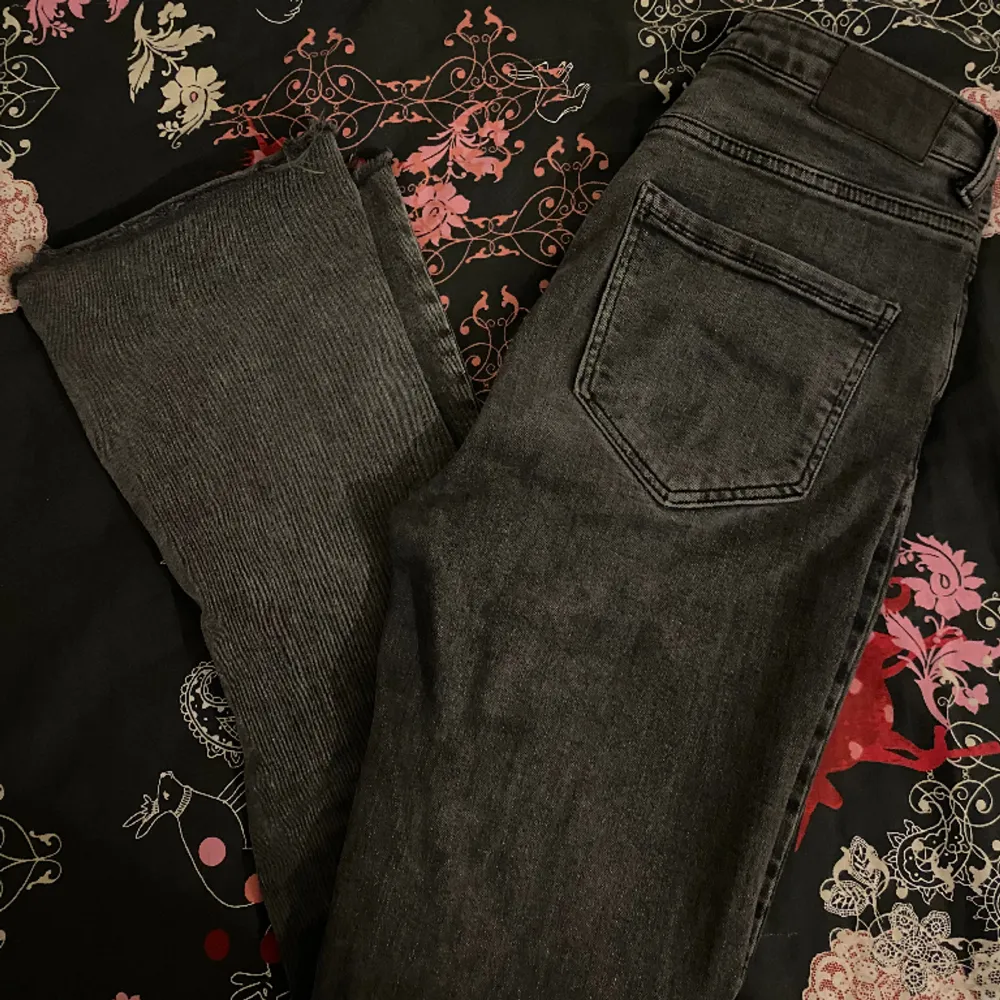 Svarta jeans från Vero moda, köpta för 499 kr. Toppskick och har använts ett fåtal gånger. Tighta bootcut jeans som ger fin form. Vid bilder på, mått eller en annan fundering, kontakta.. Jeans & Byxor.