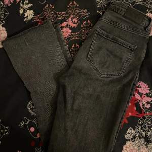 Svarta jeans från Vero moda, köpta för 499 kr. Toppskick och har använts ett fåtal gånger. Tighta bootcut jeans som ger fin form. Vid bilder på, mått eller en annan fundering, kontakta.