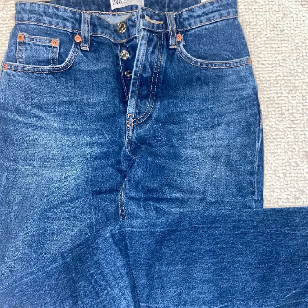 Säljer mina mid rise jeans från zara i blå färg💙 säljer pga dom sitter för tajt på mig! Nyskick!. Jeans & Byxor.