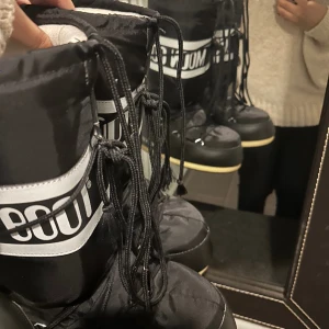Höga Moonboots - Intressekoll på mina moonboots. Köpte förrförra vintern men användes endast en vinter därav säljs dem. Skriv dm för fler bilder.💕Kan även tänka mig sänka priset vid snabb affär!😊