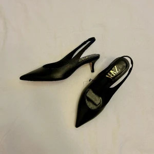 Zara kitten heels - Oanvända svarta låga kitten heels med slingback i äkta läder från Zara.  Storlek 37 men passar även 38 då det är stretch baktill.