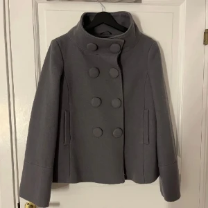 Kappa - Säljer min supersnygga gråa jacka/kappa💗 Jättefint skick!!