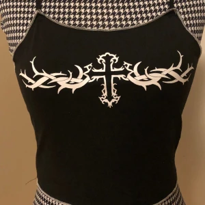 topp med kors - svart croptop med fina detaljer i mjukt material från Shein 🖤 