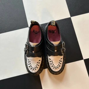 Dr Martens x Lazy Oaf - Jättefina loafers från Dr Martens och deras samarbete med Lazy Oaf Säljes pga för lite användning 