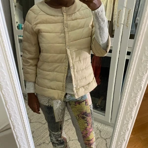 Trekvartsärmad jacka  - Inga defekter men den har i princip ingen ficka, se bild två🤍