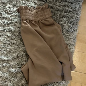 Shorts  - Beiga shorts med hög midja och skärp 