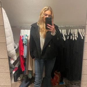 Kort kappa - Intresse koll på denna fina jacka!  En av mina favorit Jackor, men jag har en annan liknande. den är från missäy, lite noppig på armarna men annars i fint skick! Köpte för 500kr men säljer för 300, pris kan diskuteras! Tveka inte att höra av dig❤️