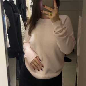 Stickad tröja - Super fin och mysig tröja nu till vintern! Använd fåtal gånger🫶🏼