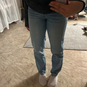 High straight jeans från bikbok - Jeans i fint skick, inga fläckar eller skador, knappt använda💕 I märket Never denim