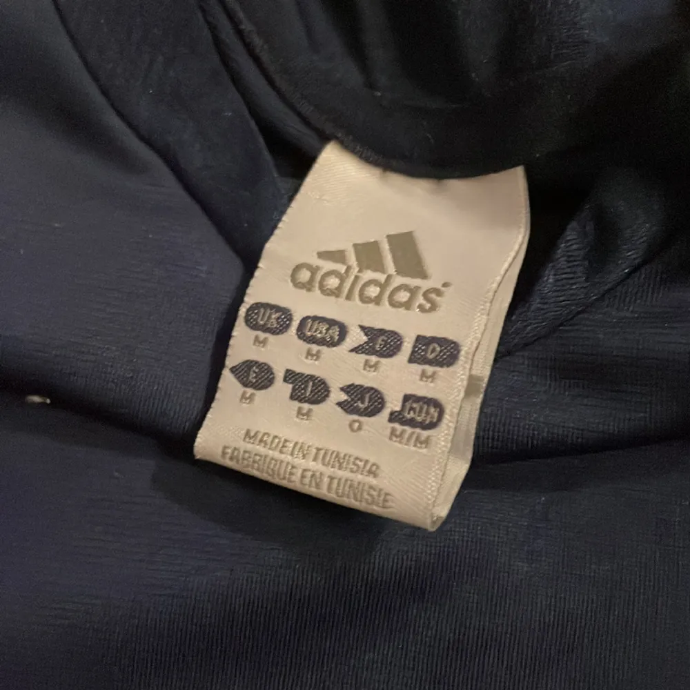 Adidas retro Jersey storlek M  För liten för mig . T-shirts.