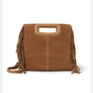 Maje väska nästan ny  - Super fin maje väska i mocka! Nästan helt ny köptes i augusti i sommras. Den är nästan aldrig använd❤️ dust bag och alla lappar och sånt medföljer. Det är den stora storleken. Pris kan diskuteras.  Färgen är mörkare än på bilden kan skicka egna bilder❤️