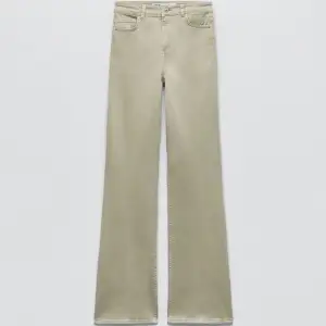 Ljusgröna/militärgröna jeans från zara💚De är i storlek 36 och jag är 168 cm!✨Använda en gång 
