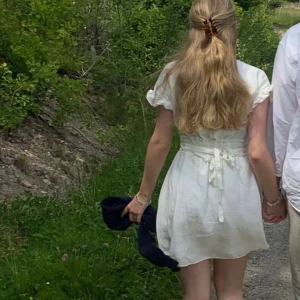 Vit klänning  - Vit söt sommarklänning från Zara🥰 Själv hade jag den på midsommar ett år vilket passade perfekt! 🌺 (På bild två har jag satt ihop urringningen där fram lite med en säkerhetsnål) 