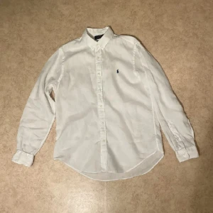 Linneskjorta Ralph lauren  - Hej säljer min sparsamt använda linneskjorta från Ralph lauren, bra skick inga hål eller andra märken, har ni nån fråga är det bara o skriva till mig! Skickar imon en dag efter köp! Kan gå ner i pris vid smidig affär!