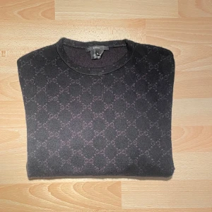 Kashmir Gucci Jumper - Äkta Gucci tröja i 75% kashmir, 25% silke. Snygg unisex modell i nyskick utan några tecken på defekter. Skriv gärna för fler bilder! 