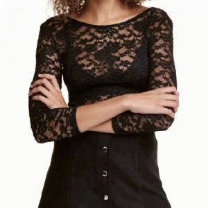 Spets body - Säljer nu denna spets bodyn från hm med öppen rygg Jötte bra skick endast andvänd en gång skriv för mer info eller bilder (bilderna tagna)