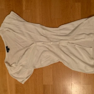 Vit kofta🍂 - Kortärmad vit kofta med knappar fram! Bra basplagg men har tyvärr blivit för liten för mig! Saknade tre knappar längst ner när jag köpte den. Lägger ut flera saker lite snabbt just nu men det är bara att skriva om man vill ha fler bilder eller har frågor🍂