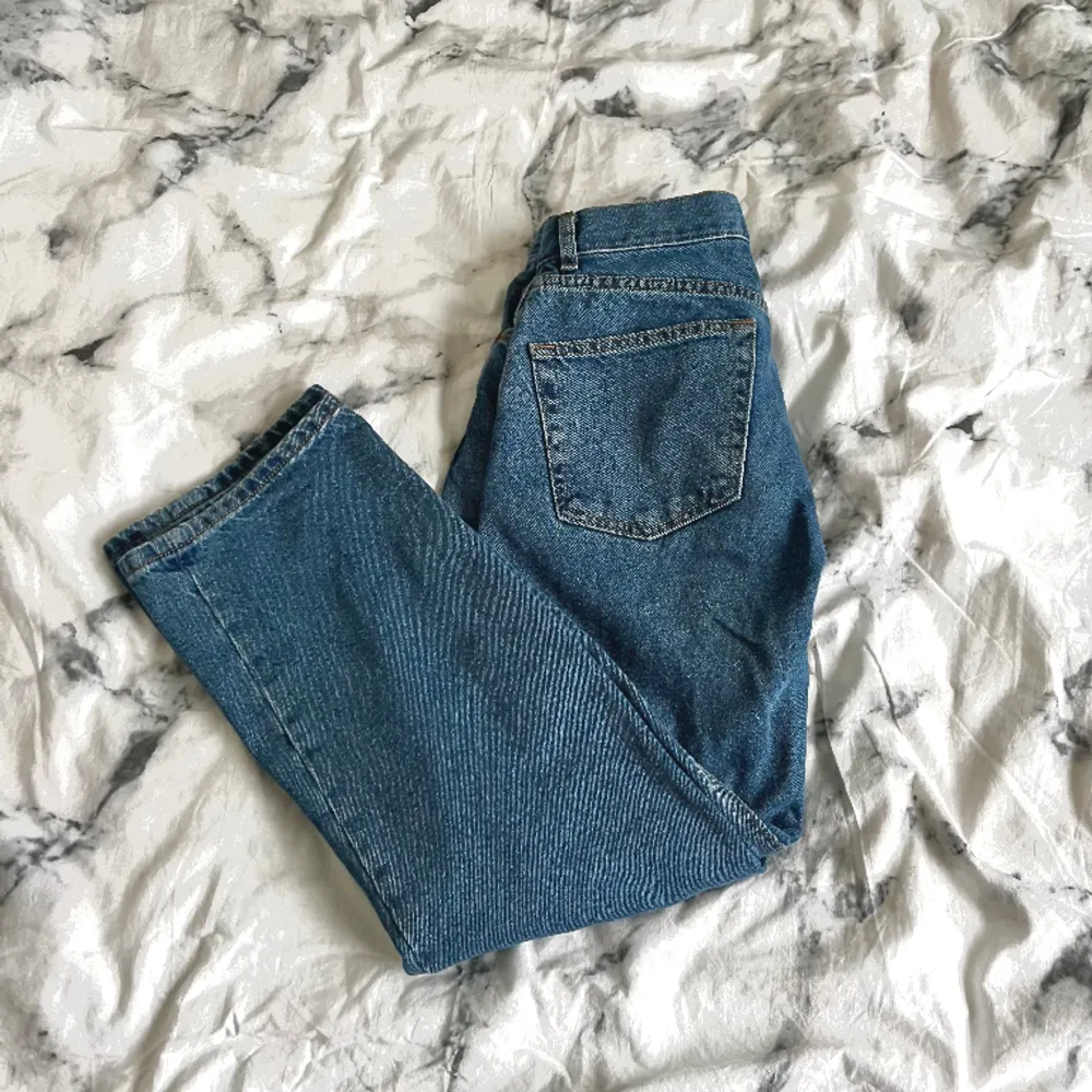 Lågmidjade jeans från Asos Petite❤️ 65 cm runt midjan och ca 67 cm innerben. Jeansen är i nyskick!! Hör av er vid frågor etc . Jeans & Byxor.
