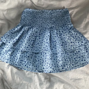 Jättesöt sommarkjol💙 - En Young gina-tricot kjol i storlek 146-152💙 säljs då den blir för liten för mig men den är i toppskick. Jätteskönt material💕 skulle säga att resåren är ganska tajt men väldigt stretchig💙💙