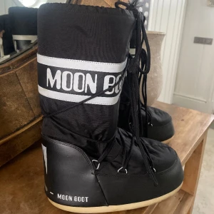 🪩Moonboots 🪩 - Säljer mina nyligen köpta Moonboots, knappt använda i mycket bra skick!💛  Nypris: 2200kr  Mitt pris: 800kr💕 