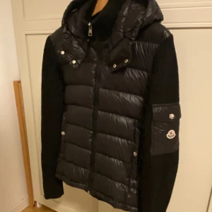 Moncler cardigan  - Säljer min Moncler cardigan i storlek S (kan även passa M) använd ett par gånger men är i bra skick. Priset kan diskuteras, skriv för mer information