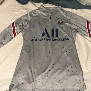 Psg tröja - Säljer min psg tröja då jag bara inte vill ha den längre den e som ny