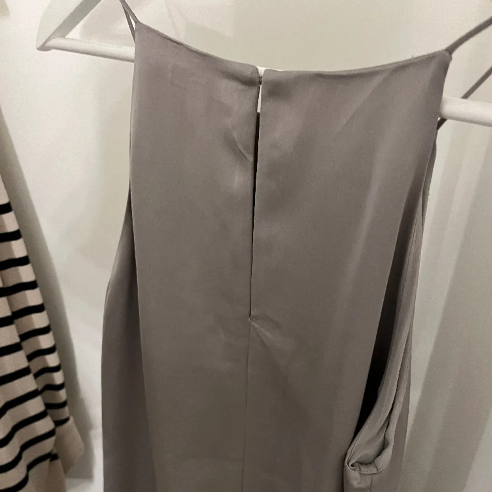 En superfin ljusgrå klänning från H&M✨  Använd vid ett speciellt tillfälle✨ Klänningen är rätt lång, men täcker inte fötterna!  Kontakta mig vid fler frågor/ bilder!. Klänningar.